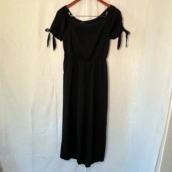Doe & Rae Bow Sleeves Back Button Up Romper - Picture 1 of 6